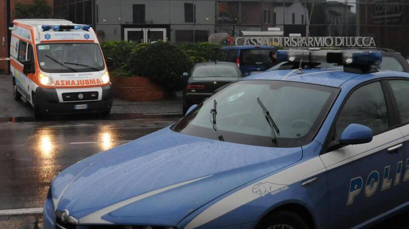 Una pattuglia della polizia in azione a S. Anna