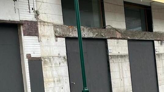 A Forte dei Marmi la guerra del Comune ai negozi sfitti: «Coprite le vetrine vuote con le foto»