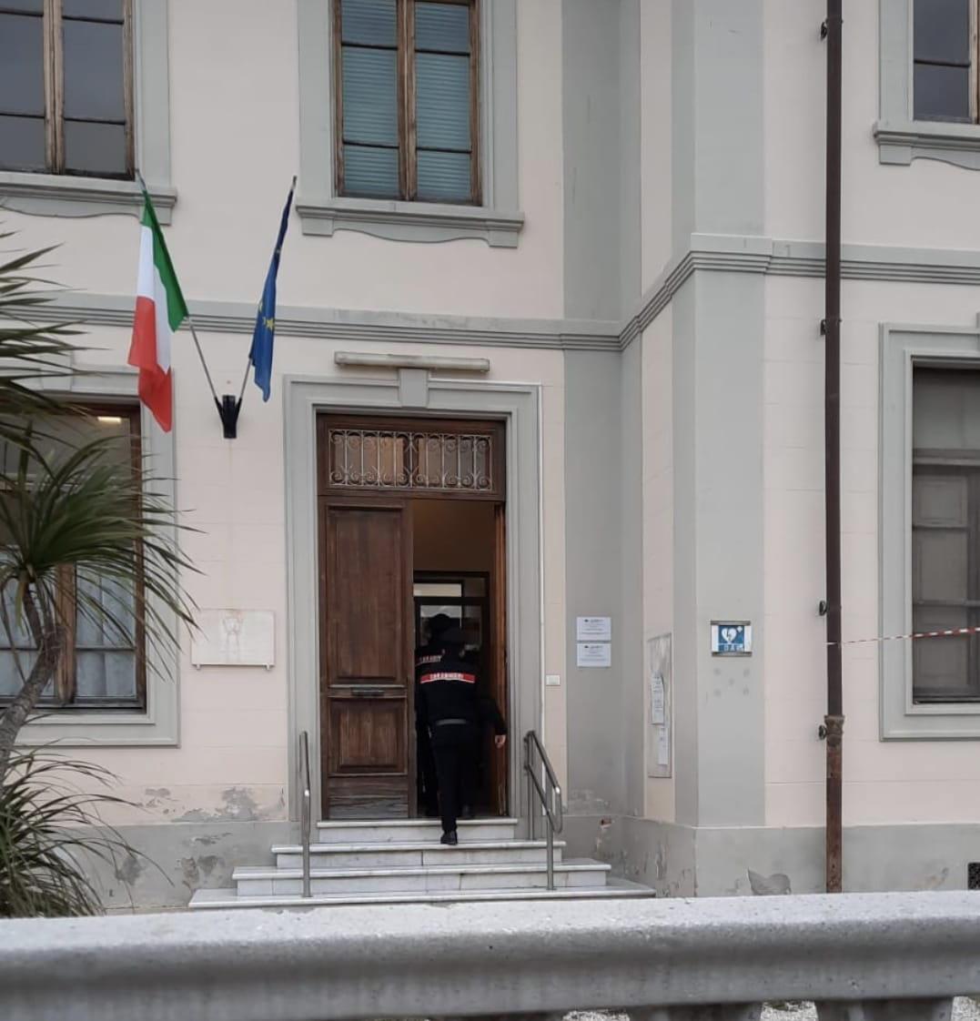 L’ingresso a scuola dei carabinieri chiamati dalla mamma