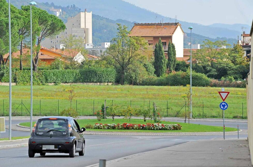La rotonda di via Tasselli, dove per ora si conclude il primo tratto della viabilità a nord