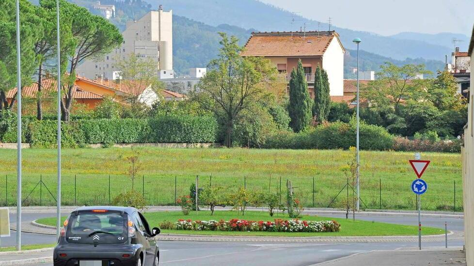 La rotonda di via Tasselli, dove per ora si conclude il primo tratto della viabilità a nord