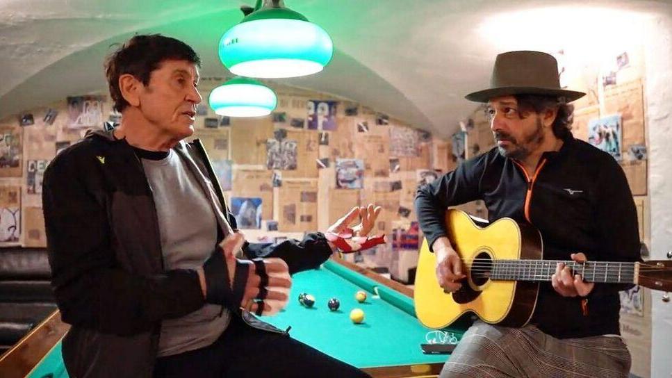 : Gianni Morandi (che gareggerà stasera a Sanremo) e il pratese Riccardo Onori