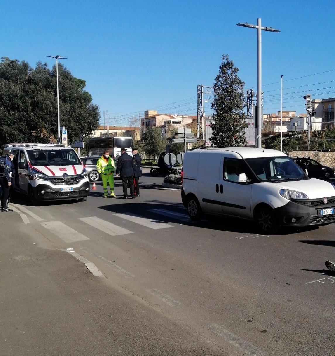 I soccorsi al pedone investito in via Caravaggio