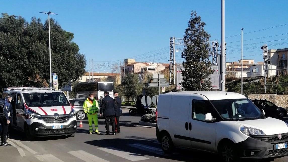 I soccorsi al pedone investito in via Caravaggio