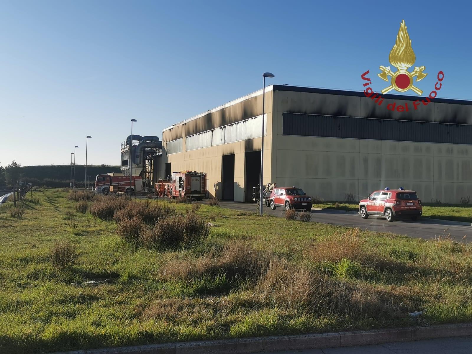Il capannone annerito dal fumo dopo l’incendio