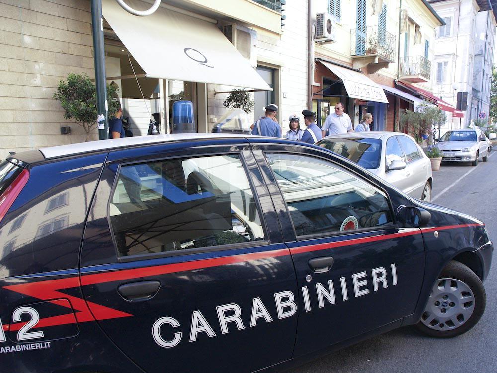 Forte dei Marmi, scappa dai carabinieri e passa col rosso: fermato dopo un lungo inseguimento  