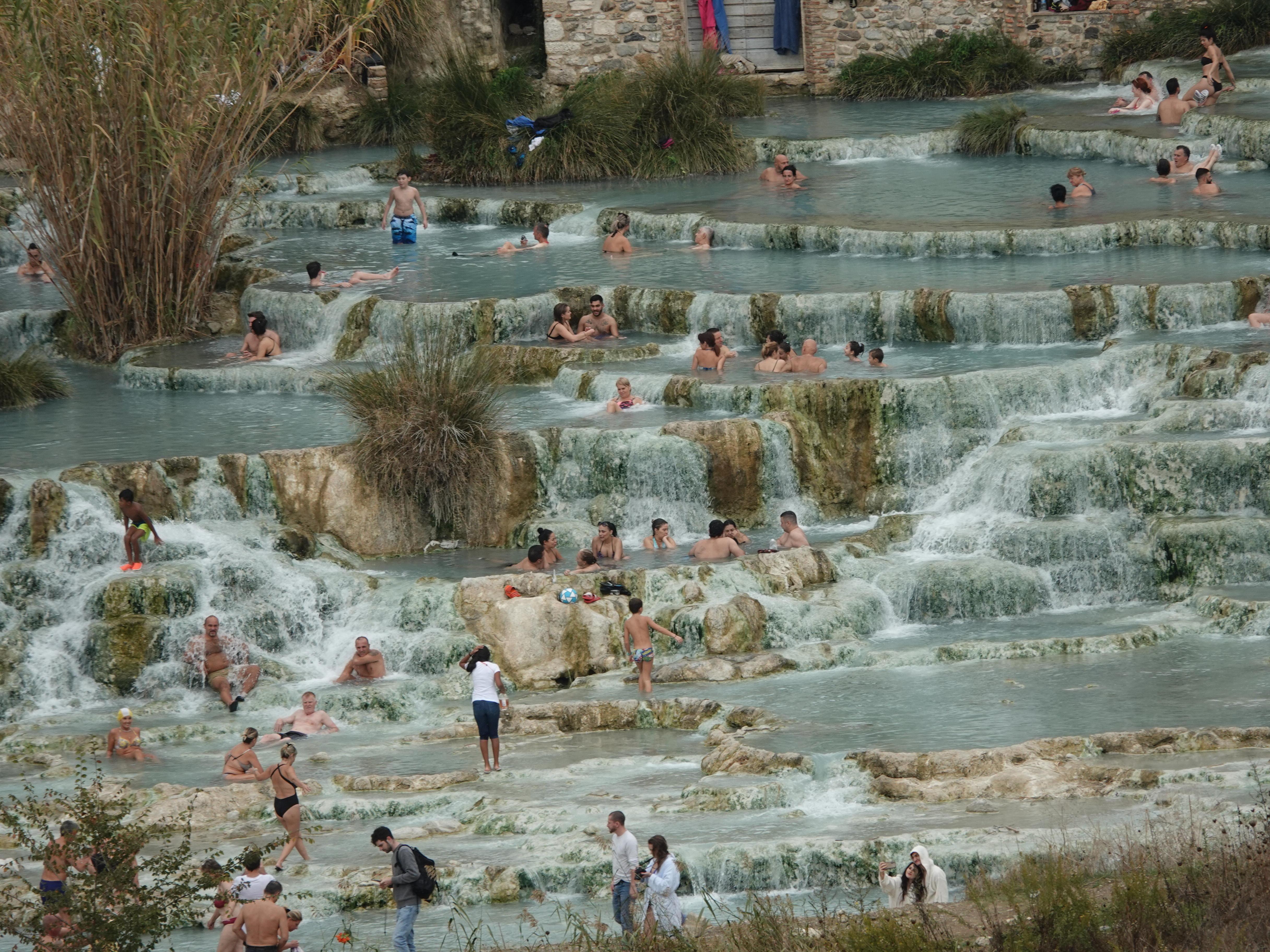 Positivo al Covid, sorpreso alle cascate di Saturnia 