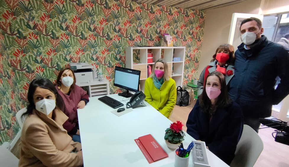 La sede del Centro per le famiglie, che apre oggi in piazza del Duomo, con le prime operatrici