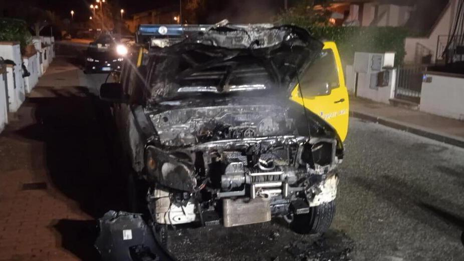 Il pick-up dell’associazione di protezione civile distrutto dalle fiamme
