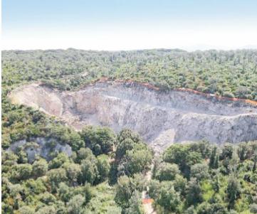 Una veduta dell’ex cava di Cariola dove sono in corso i lavori di messa in sicurezza