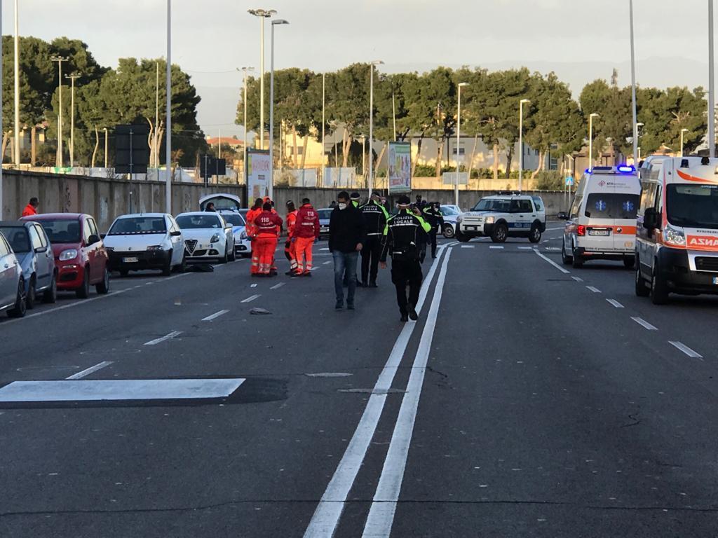 Il punto dove mamma col passeggino e bimbo sono stati travolti in via Cadello (foto mario rosas)