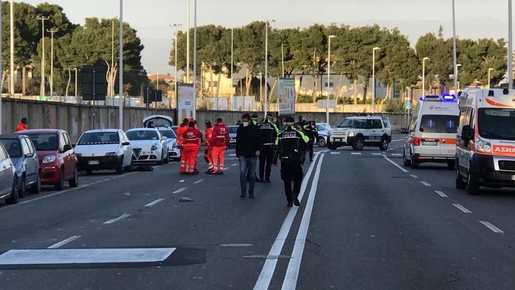 Il punto dove mamma col passeggino e bimbo sono stati travolti in via Cadello (foto mario rosas)