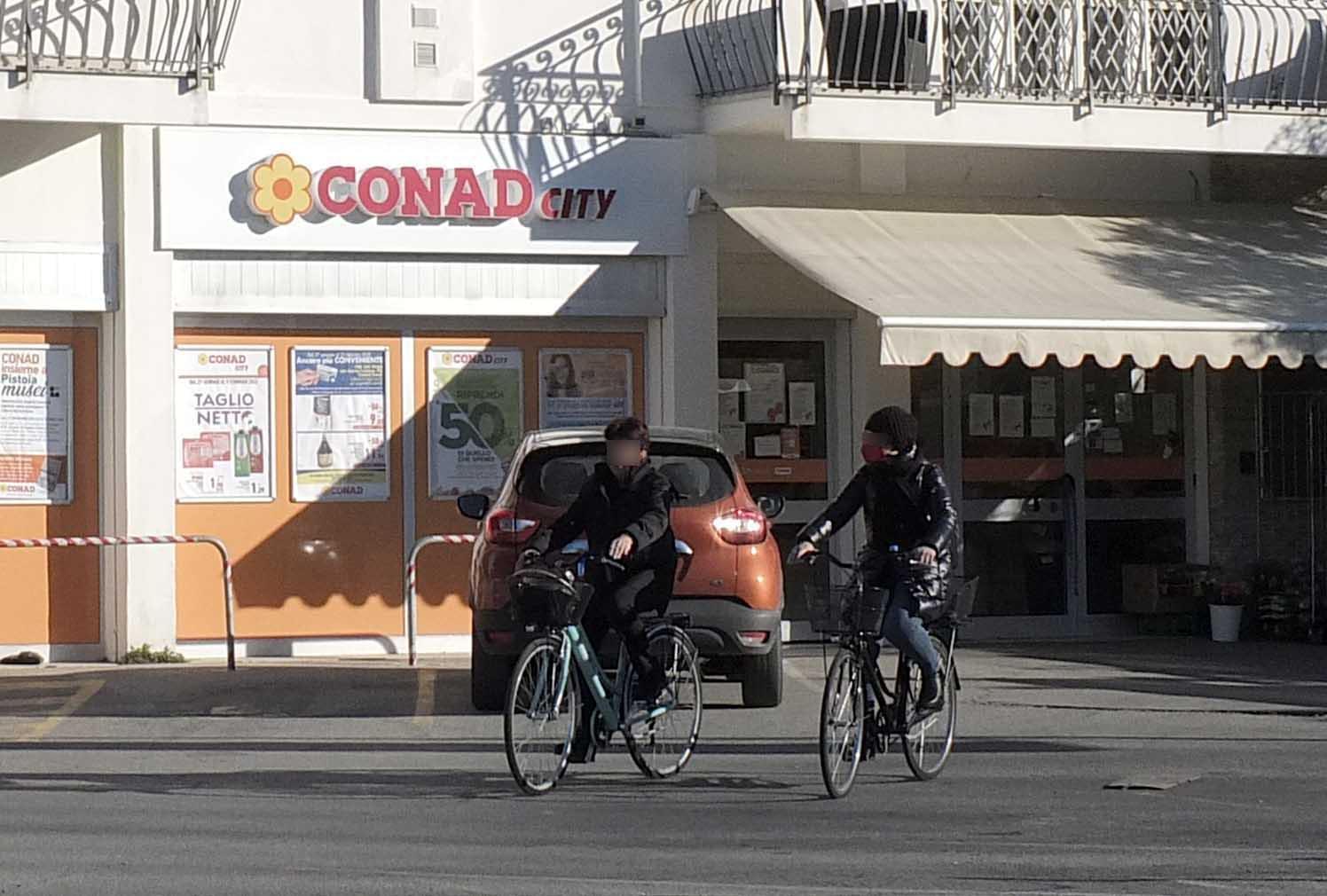 Il punto Conad rapinato a Tirrenia (foto Muzzi)