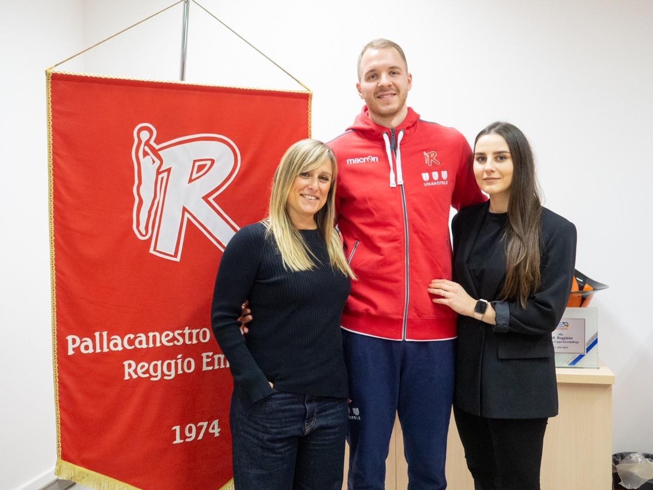 Osvaldas Olisevicius con la presidente biancorossa Veronica Bartoli e la fidanzata