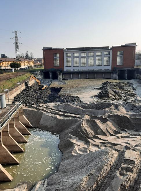 Boretto, il Po è già in secca: gli impianti idrovori circondati dalla sabbia 