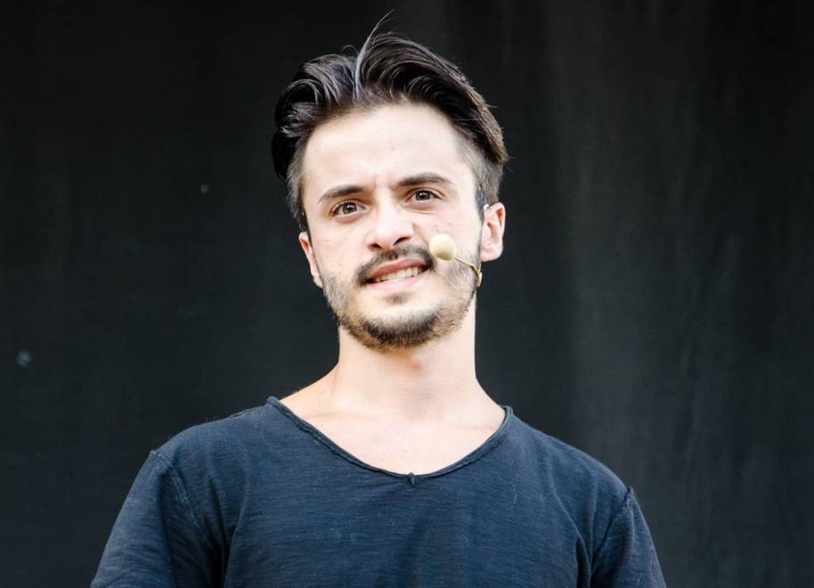 Jonathan Canini, 28 anni, attore e comico pisano ospite nella prima puntata di "TirrenOn", la nuova rubrica sulla pagina Instagram de Il Tirreno