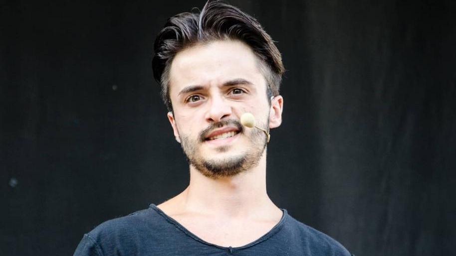 Jonathan Canini, 28 anni, attore e comico pisano ospite nella prima puntata di "TirrenOn", la nuova rubrica sulla pagina Instagram de Il Tirreno