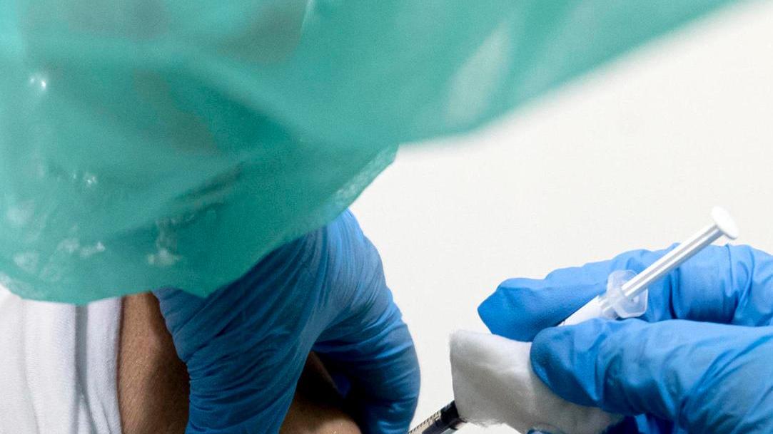 La beffa: vaccinati ma senza lasciapassare