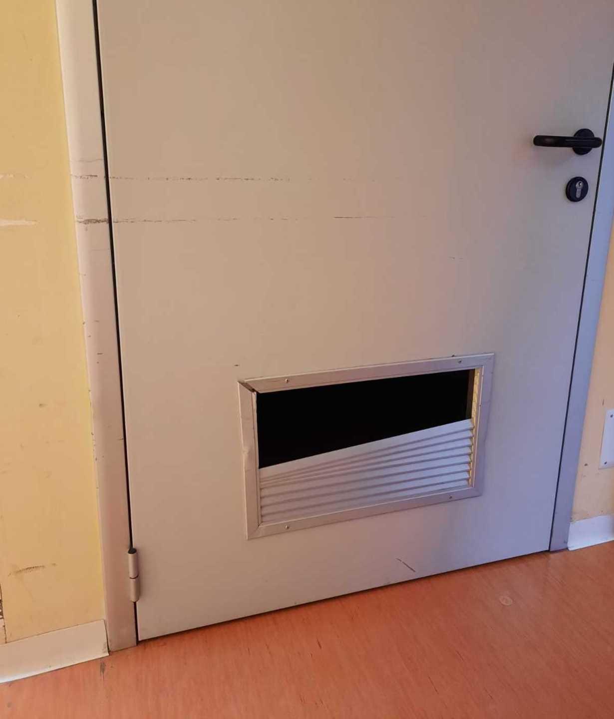 Muri sfondati e porte rotte nel reparto di Medicina 