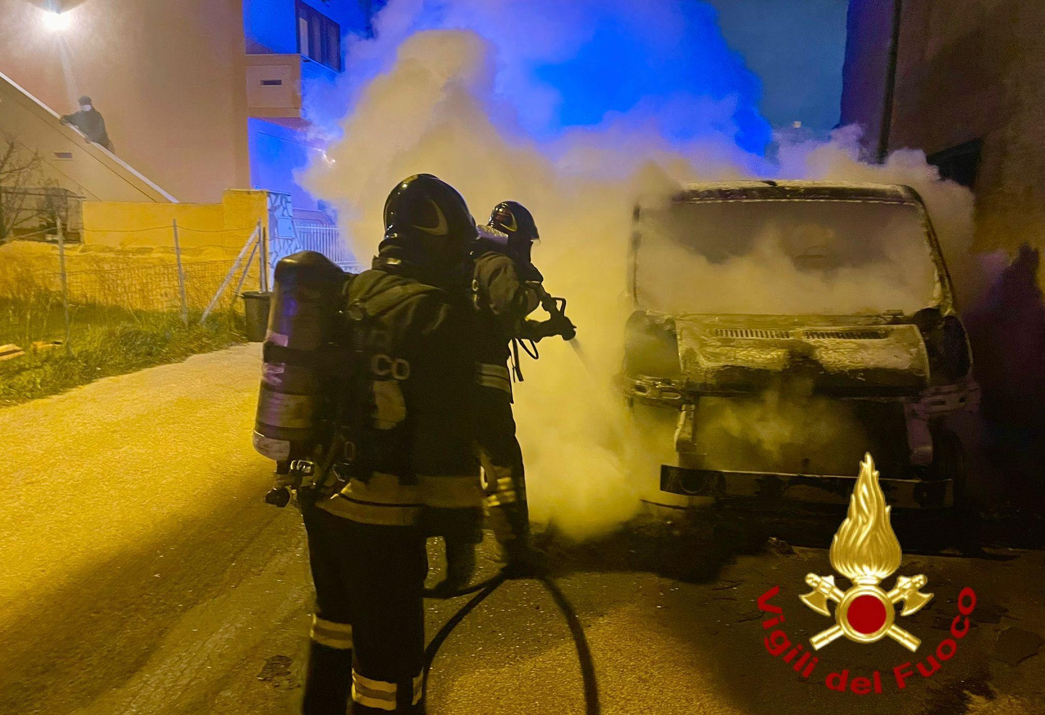 Berchidda, furgone Fiat Daily distrutto dalle fiamme 