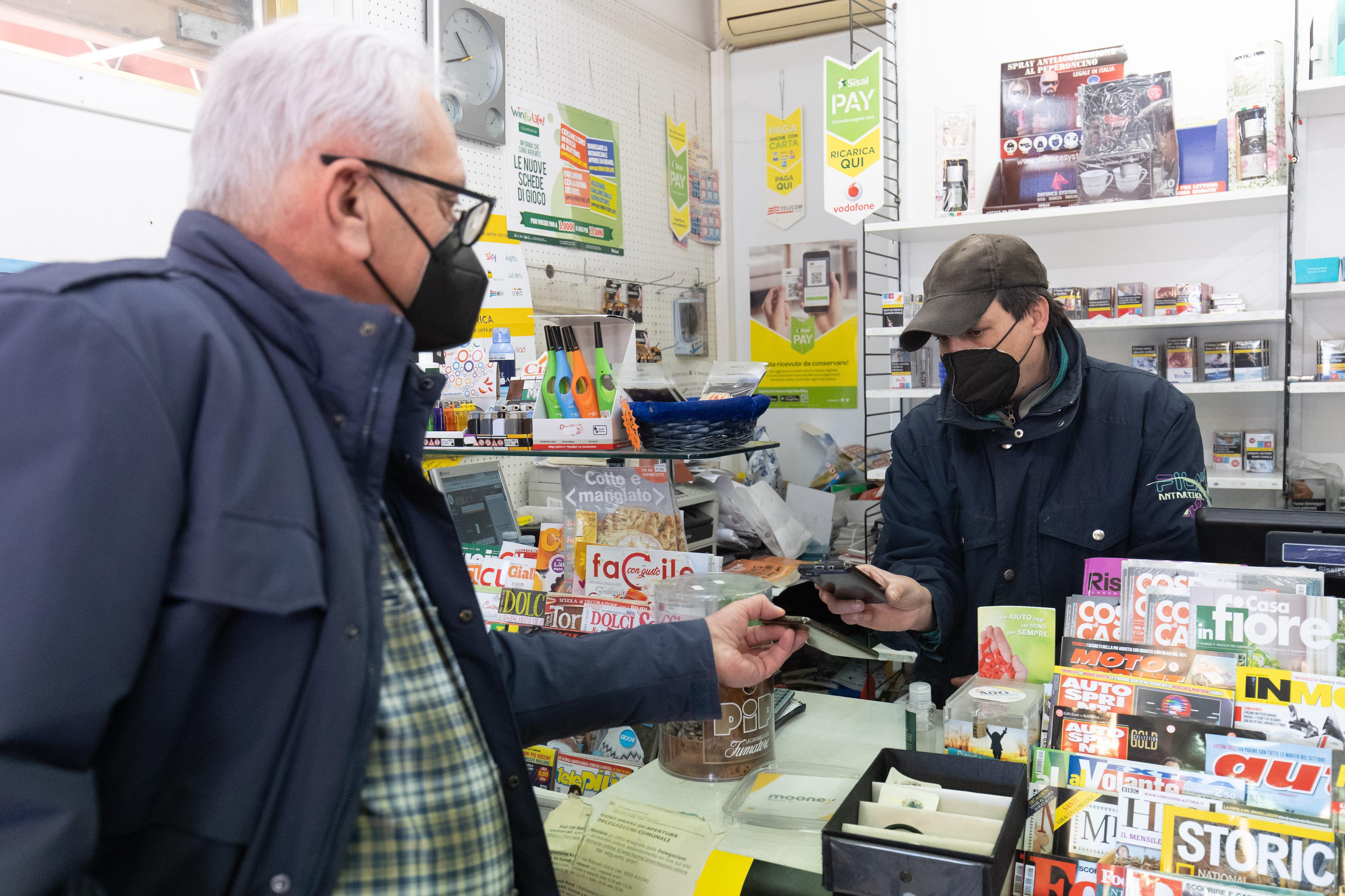 Ferrara, clienti già pronti col Green pass in mano. Partenza ok, timori per il fine settimana 