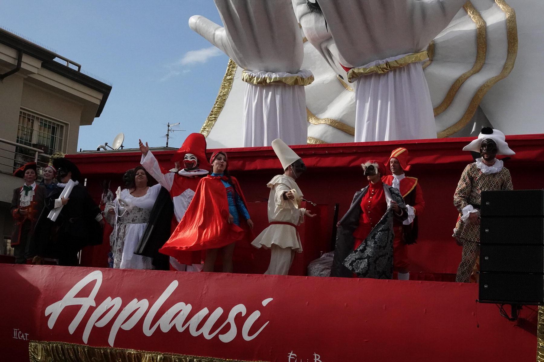 Il Carnevale di Viareggio comincia il 20 febbraio. Marcucci: «Il rinvio può essere utile» 