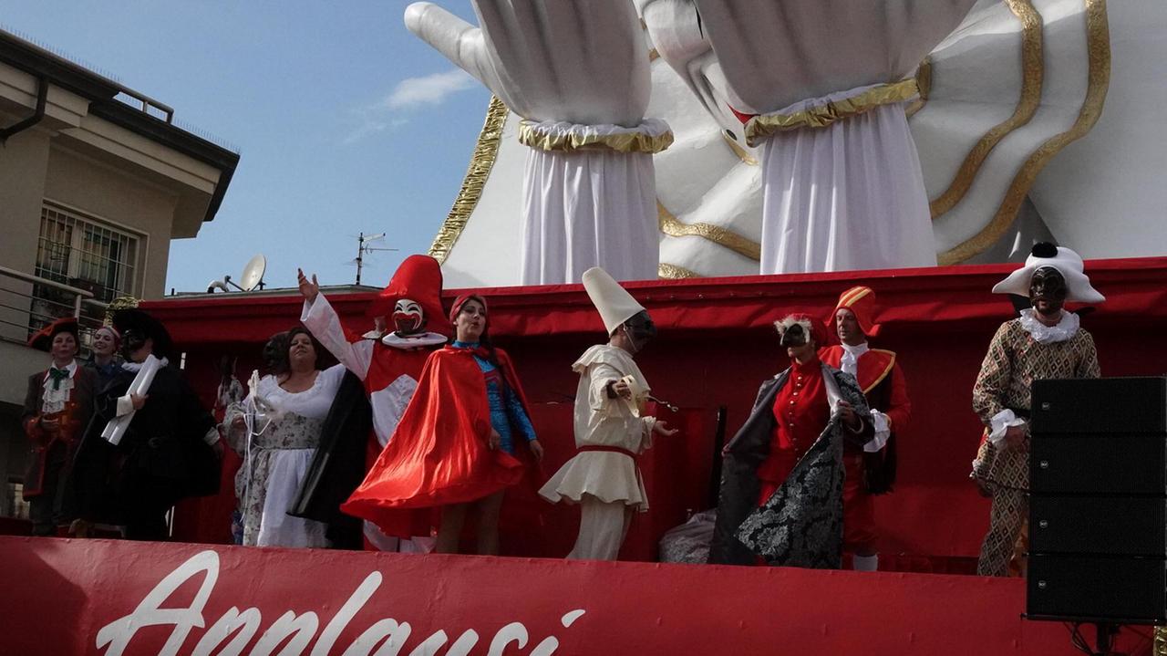 Il Carnevale di Viareggio comincia il 20 febbraio. Marcucci: «Il rinvio può essere utile»