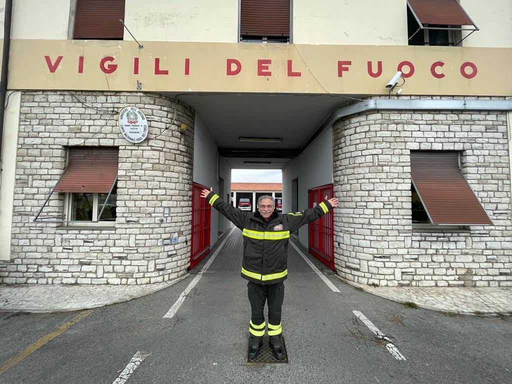 Fuochi d'artificio, regali e ricordi. Viareggio saluta "Bobo" Bonuccelli, una vita da vigile del fuoco  