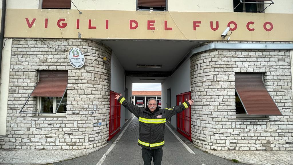 Fuochi d'artificio, regali e ricordi. Viareggio saluta "Bobo" Bonuccelli, una vita da vigile del fuoco