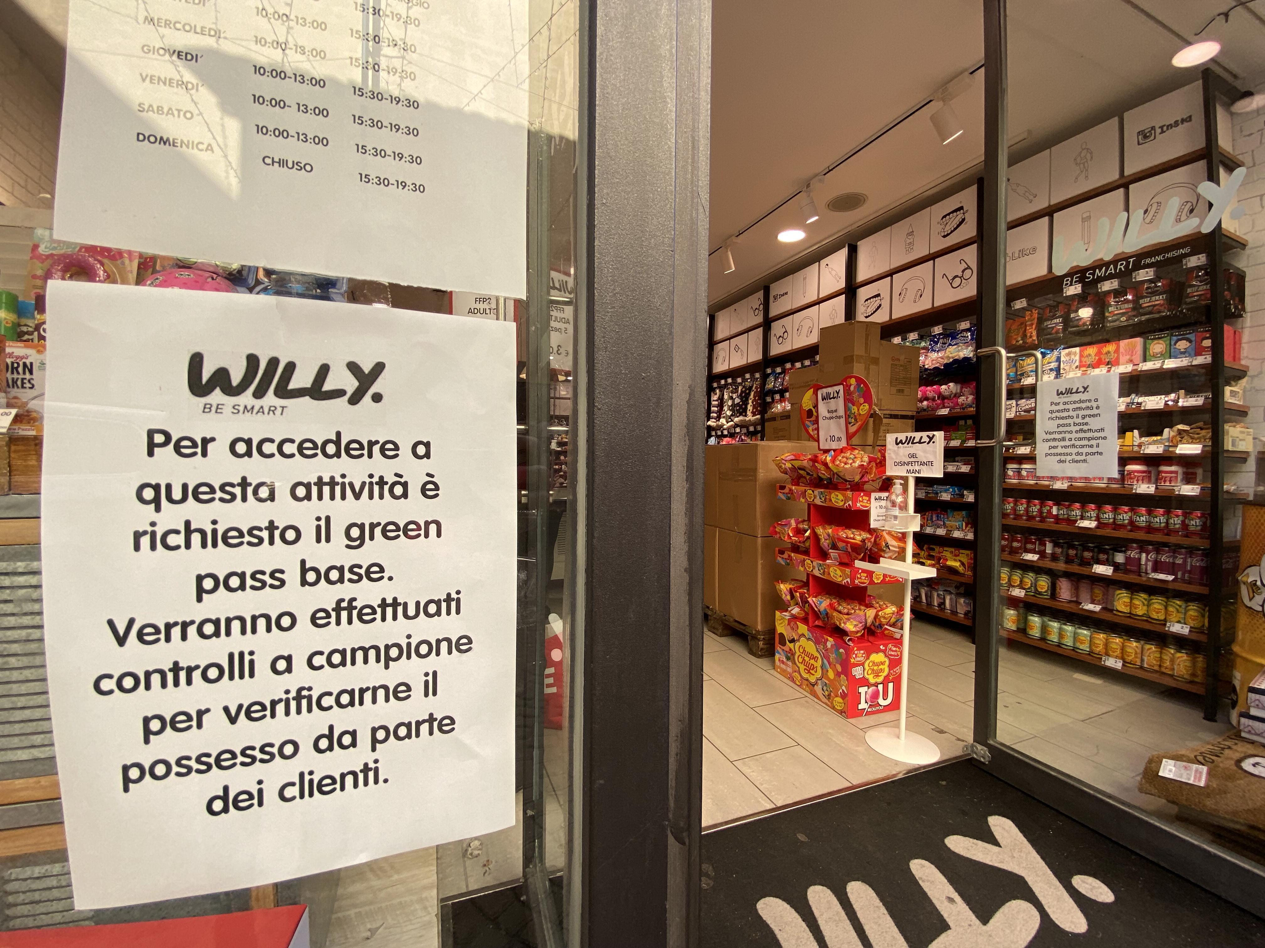 un cartello alla porta di un negozio