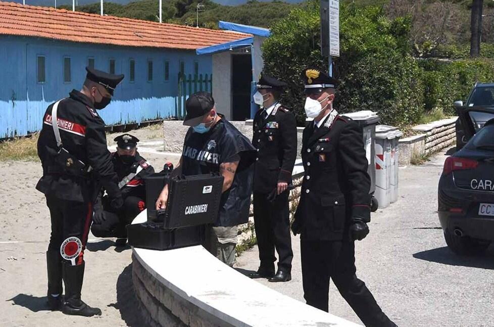 I carabinieri sulla spiaggia di Marina di Carrara durante le indagini per risalire all'autore della violenza sessuale