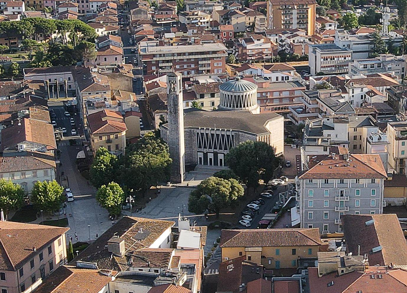 La basilica di Santa Maria Assunta con le sue tre campane
