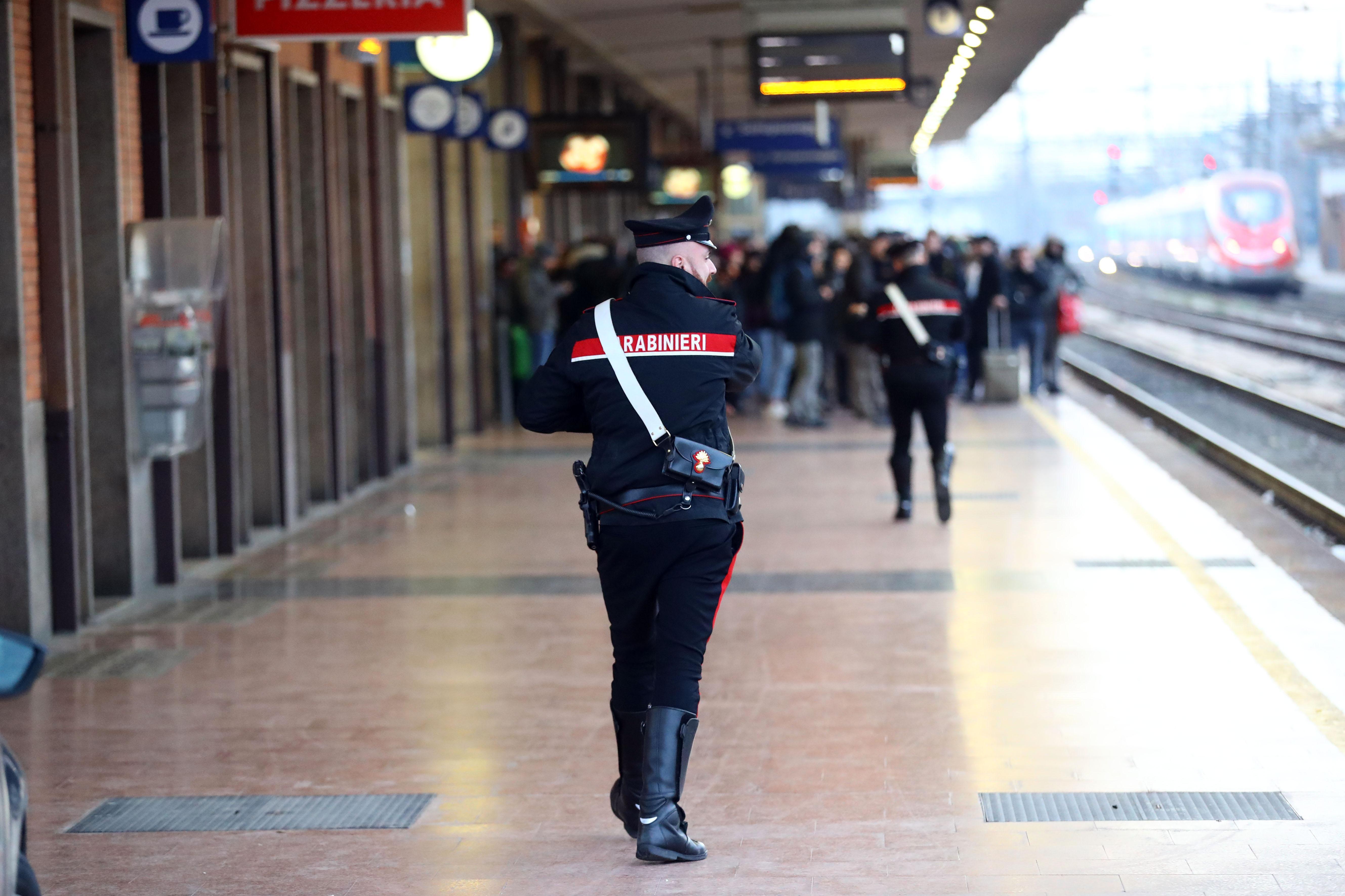 Reggio Emilia, molesta e tenta di stuprare una 14enne sul treno: denunciato un giovane