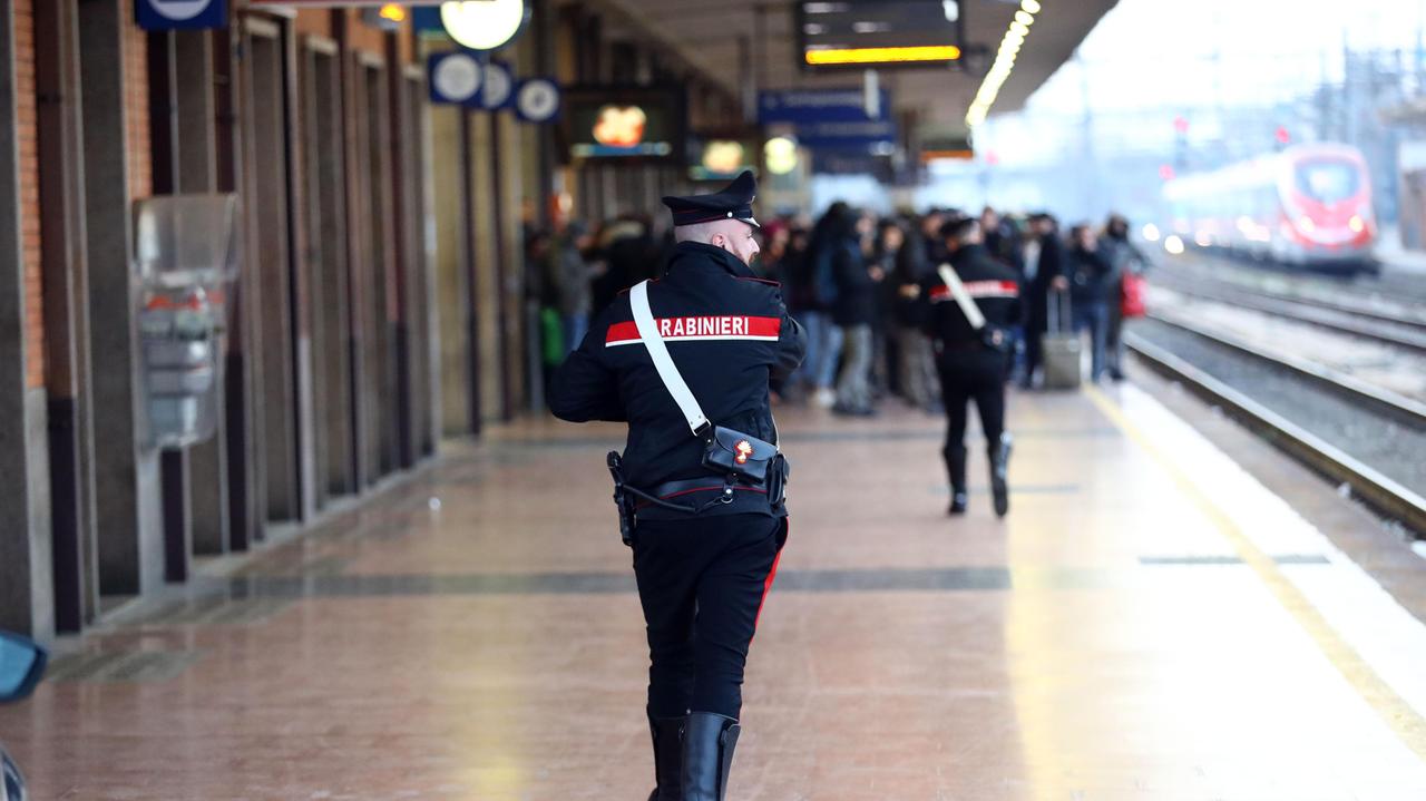 Reggio Emilia, molesta e tenta di stuprare una 14enne sul treno: denunciato un giovane