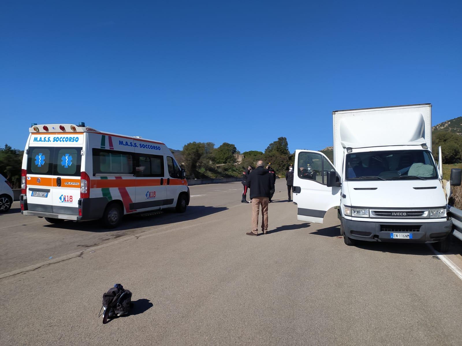 Il furgone che trasportava sigarette e l'ambulanza che ha soccorso l'autista ferito
