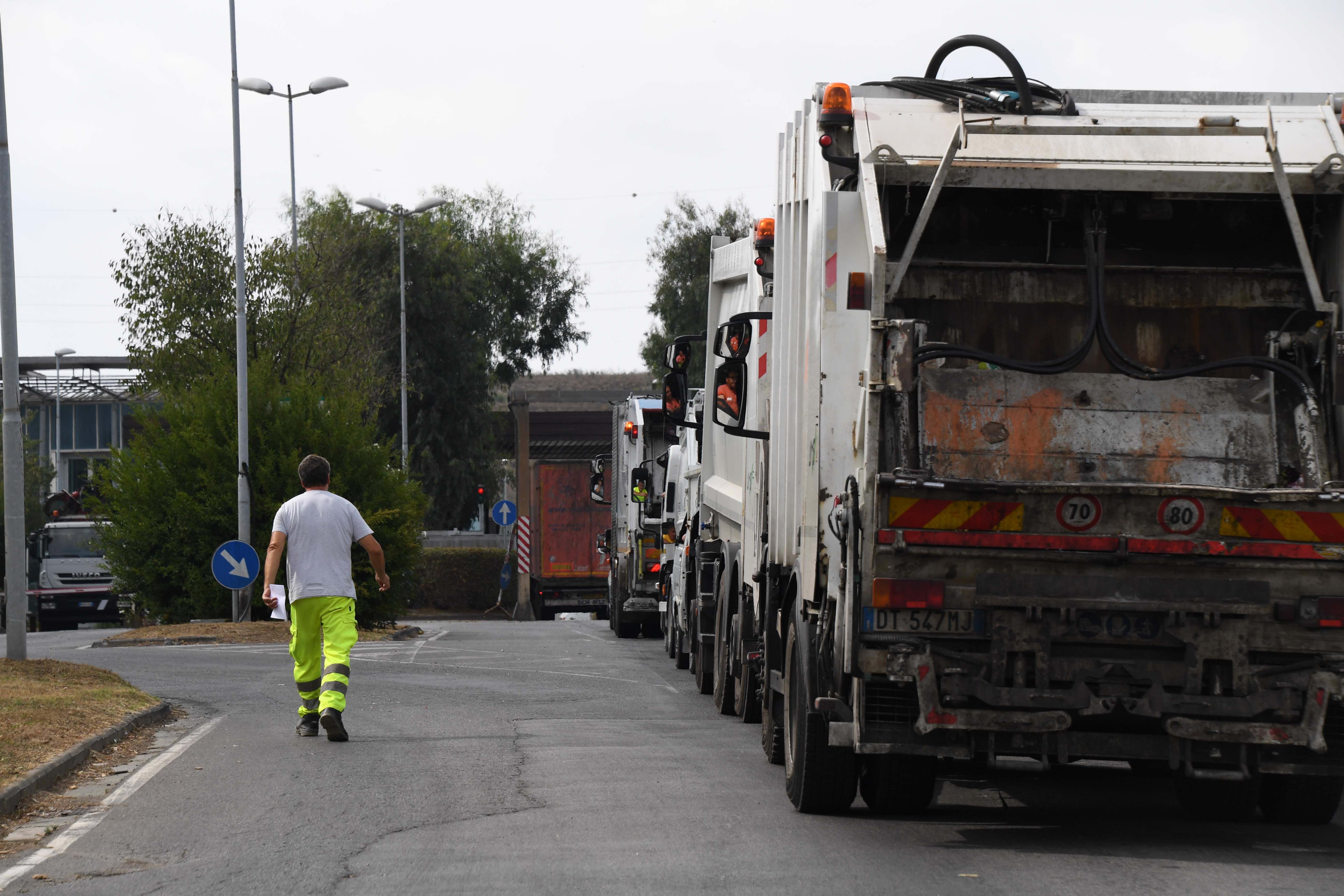 Camion della raccolta rifiuti (foto d’archivio)