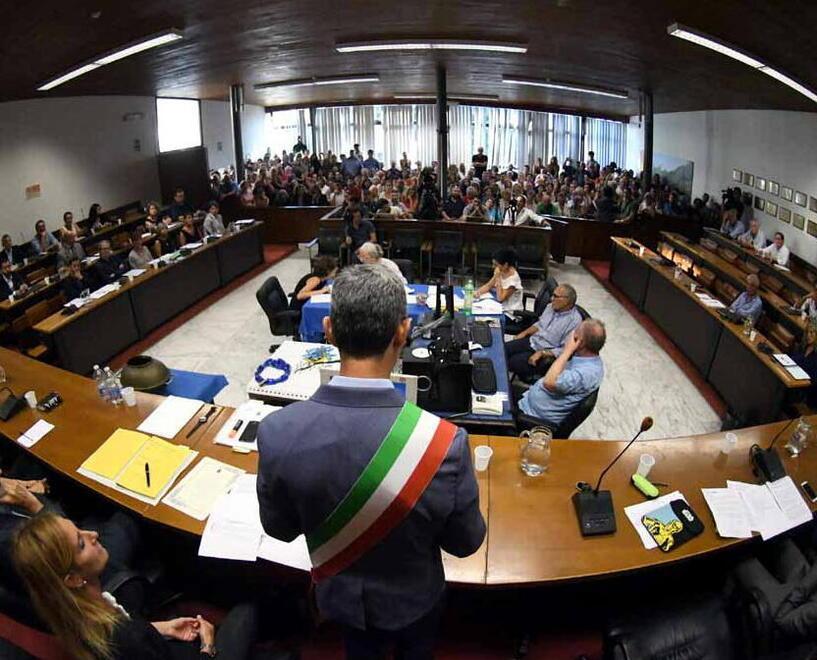 Una seduta del consiglio comunale di Carrara (foto d’archivio)