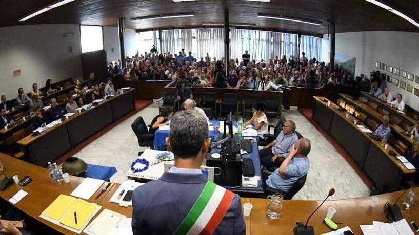 Una seduta del consiglio comunale di Carrara (foto d’archivio)