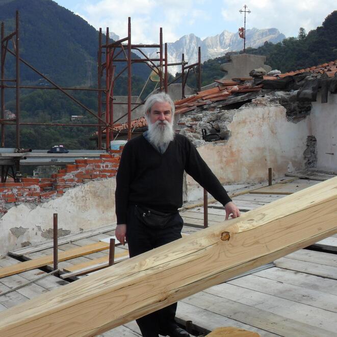 Don Luca Franceschini durante i lavori di ristrutturazione di una chiesa