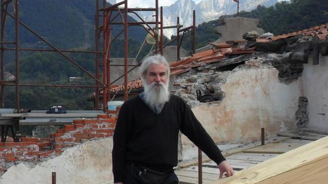 Don Luca Franceschini durante i lavori di ristrutturazione di una chiesa