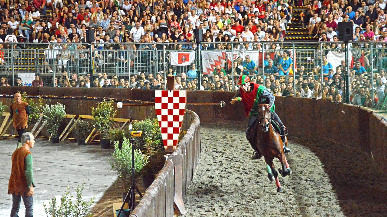 Un’immagine della edizione 2018 della Giostra dell’Orso: impegnato un cavaliere del rione del Drago