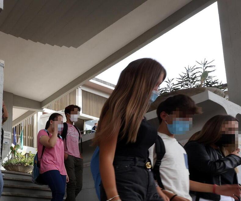 Ragazze e ragazzi mentre escono da scuola (foto d’archivio)