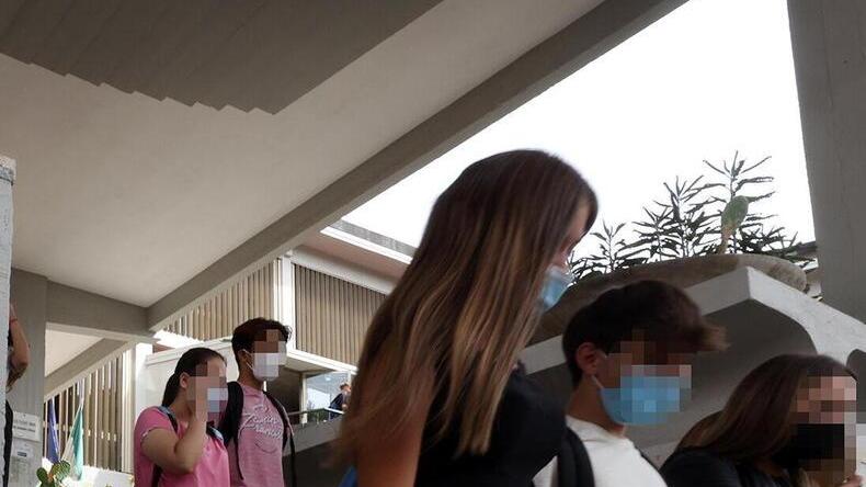 Ragazze e ragazzi mentre escono da scuola (foto d’archivio)