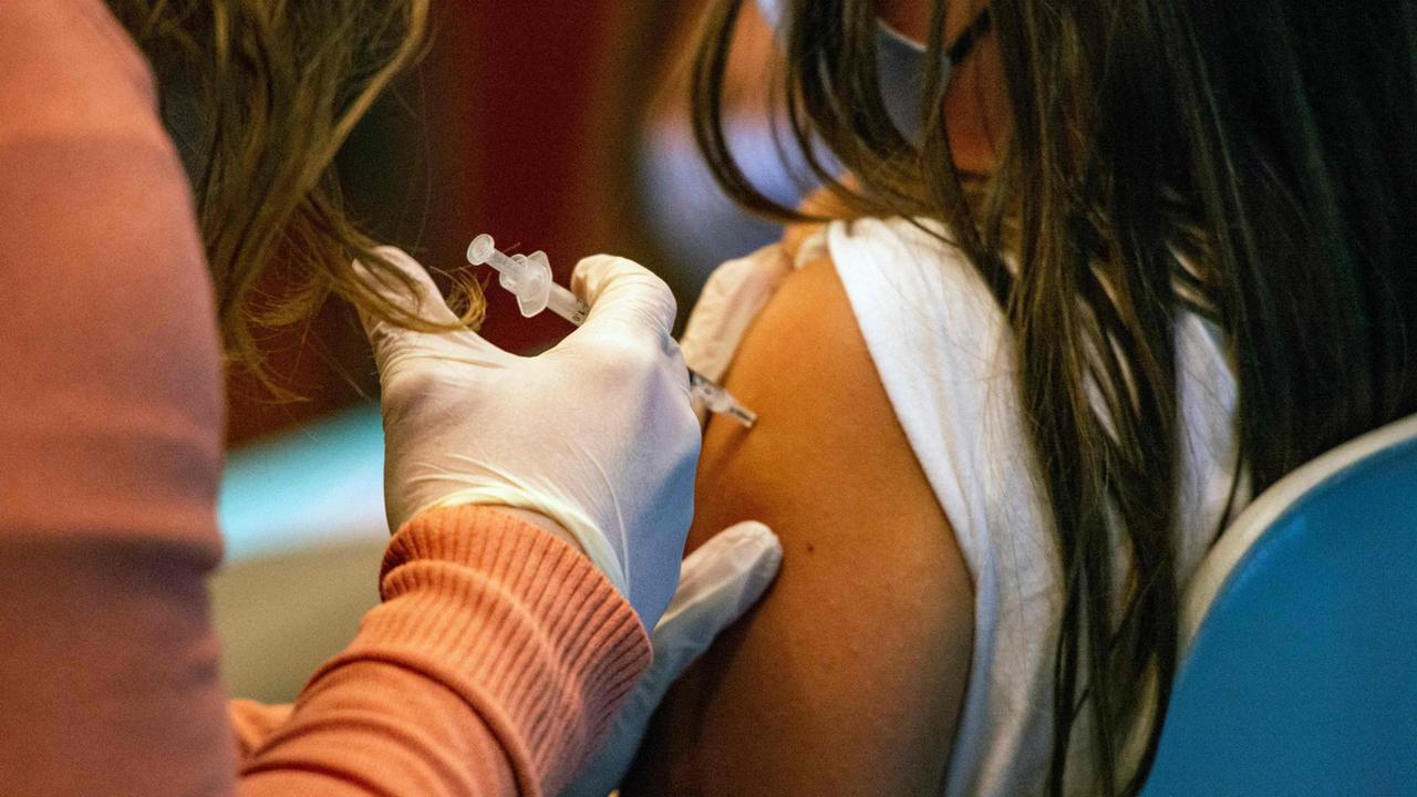 La ricerca dimostra come i vaccini "personalizzati" possano rivelarsi efficaci, soprattutto sui pazienti fragili (Foto Ansa)