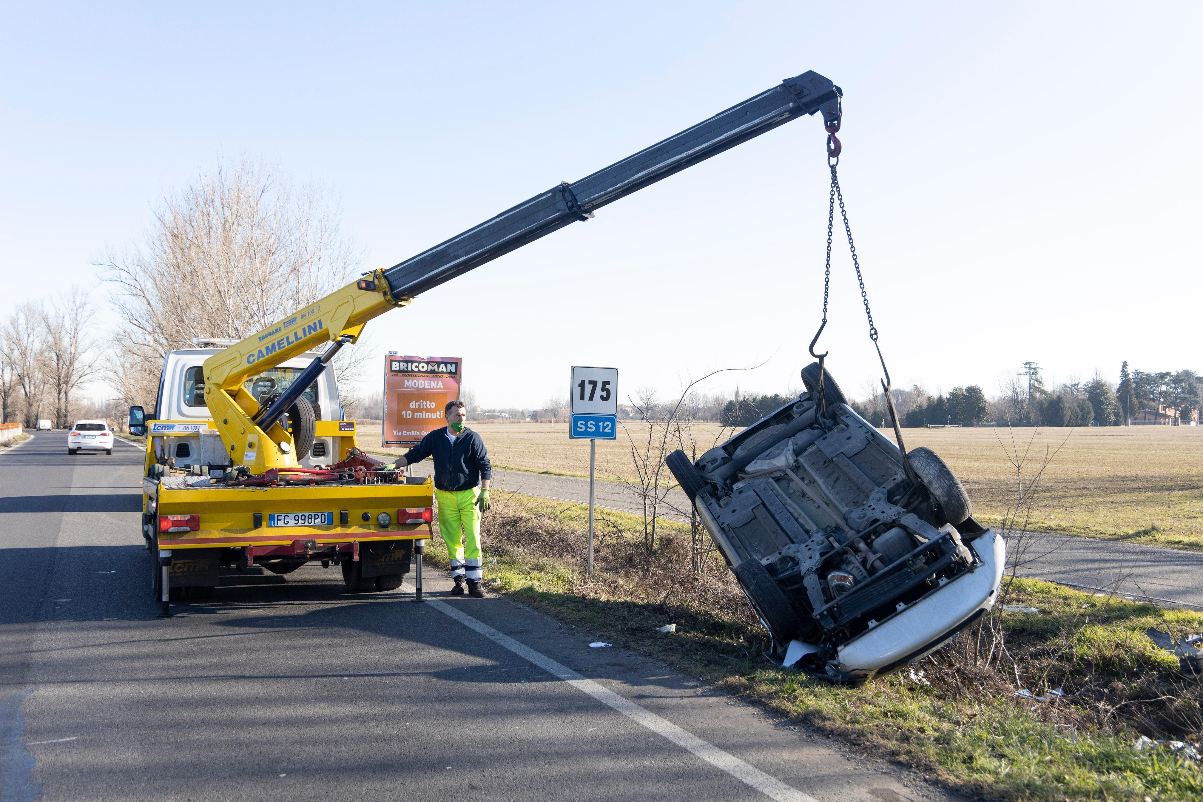 Modena, auto capotta nel fosso: muore una 71enne. Tra le ipotesi il sole negli occhi o un malore 