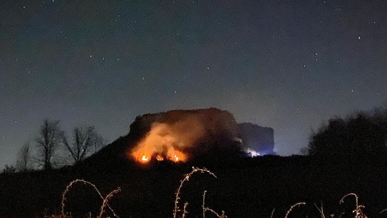 Castelnovo Monti, a fuoco il bosco sotto la Pietra di Bismantova