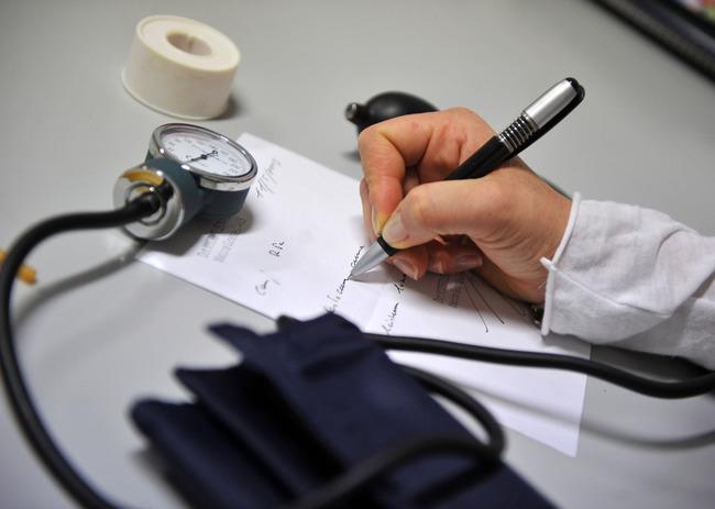 Telti senza medico di base chiede aiuto al dottore in pensione 