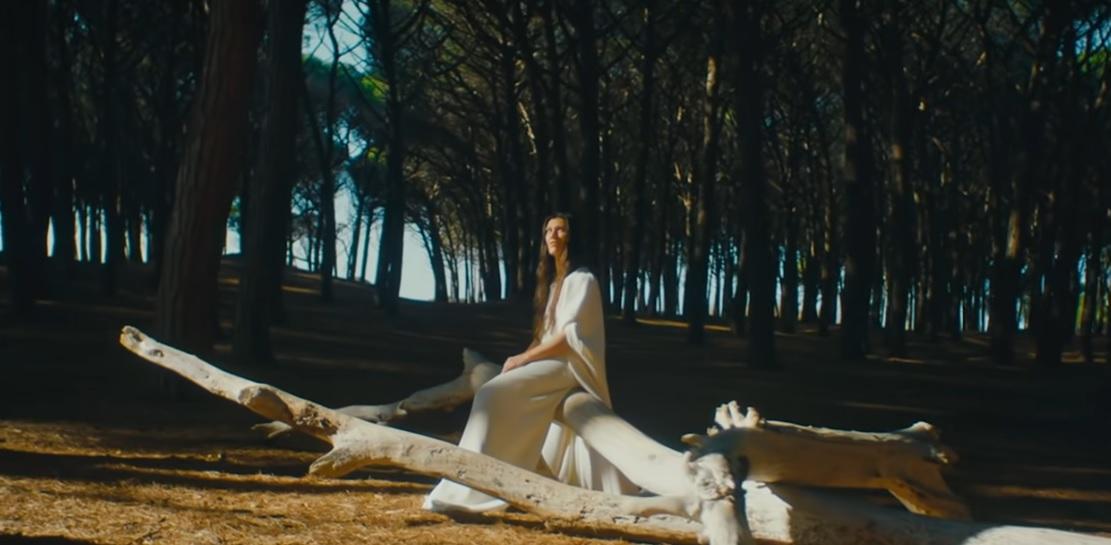 Elisa nel video della sua canzone in gara a Sanremo 2022, "O forse sei tu"; le immagini sono state registrate a Cecina (Da YouTube)