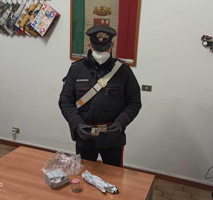 Hascisc, si lancia nel canale ma i carabinieri lo bloccano 