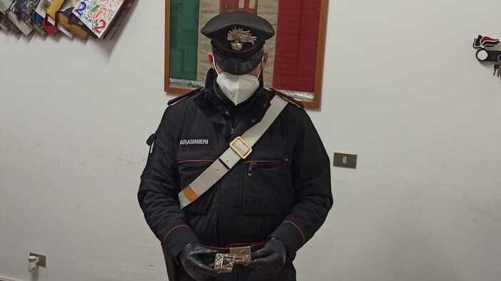 Hascisc, si lancia nel canale ma i carabinieri lo bloccano